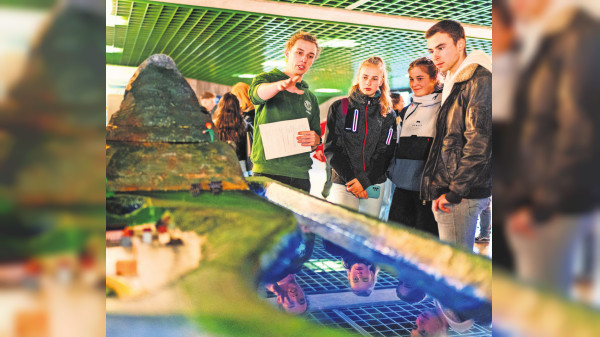 Studieninformationstag an der Universität Stuttgart: Die "praktische" Seite des Studiums entdecken