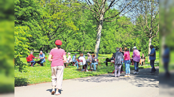 Café Kränzchen in Steinhaldenfeld: Begegnung zwischen Gänseblümchen und Gräbern