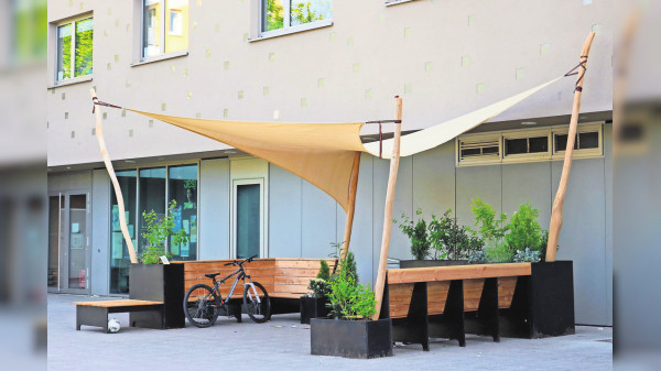 Grüner Sitzplatz mit Sonnensegel in Neugereut