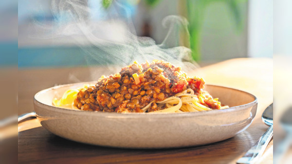 Hülsenfrüchte zwei Tage lang einweichen: Dann verträgt man auch die Linsen-Bolognese sehr gut