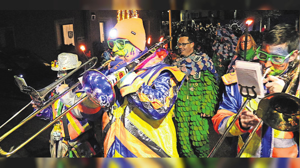 Brauchtums- und Maskenumzug in Hofen: Die Narren ziehen durch den Ort