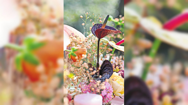 Ein florales Schmuckstück sorgt für Eleganz