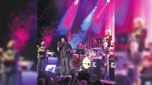 Kopfüber in die Urlaubszeit mit der SWR Big Band in Stuttgart