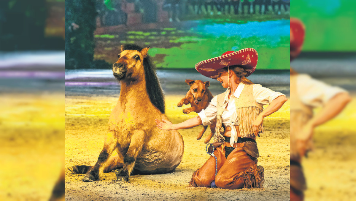 Mit Pony und Hund: Emma Tytherleigh bei der Pferde-Show Cavalluna 2023 in der Stuttgarter Schleyerhalle 