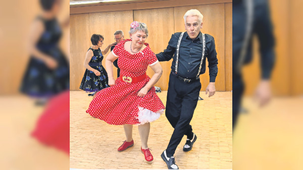 Die Candy Sticks: Petticoats, Schmalzlocken und Gassenhauern