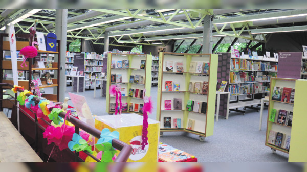 Stadtteilbibliothek in Neugereut: Sofa zum Schmökern im Grünen