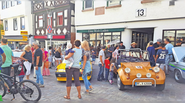 26. Leo-Motor Classic und verkaufsoffener Sonntag: Motorenbrummen plus Haute Couture