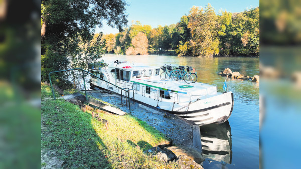 Das Hausboot hält an jeder Destille