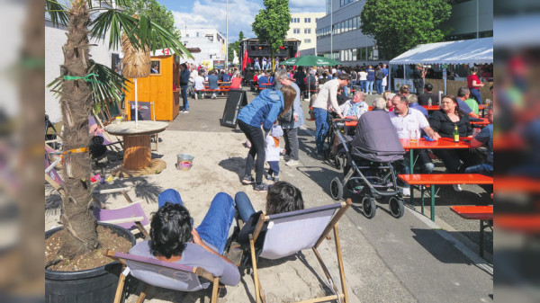 Lyra Leo Beach in Eltingen: Zwischen Palmen, Popmusik und Polka