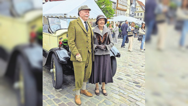 Oldtimer, Ausfahrt und Musik auf dem Marktplatz