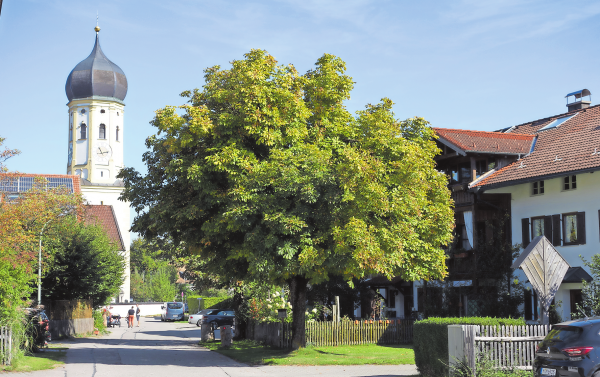Zwischen Aying und Kleinhelfendorf: Die Kirche noch im Dorf und das Wirtshaus an der Kirche