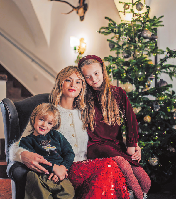 Bescherung in der Lobby des Hotels während der Feiertage