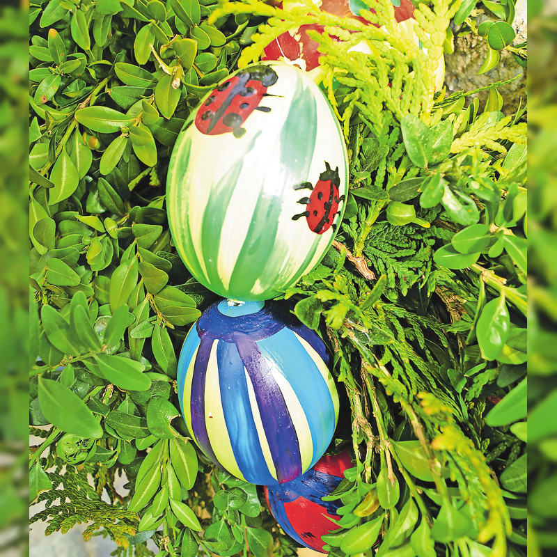 Osterbrunnen-Tradition in Hadorf: Hunderte bunt bemalte Ostereier