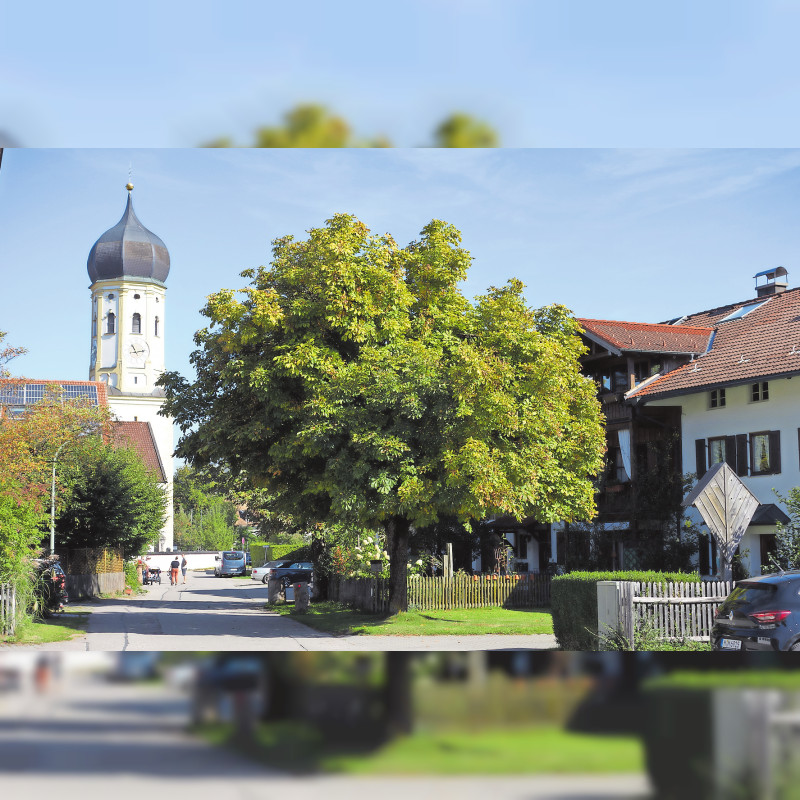 Zwischen Aying und Kleinhelfendorf: Die Kirche noch im Dorf und das Wirtshaus an der Kirche