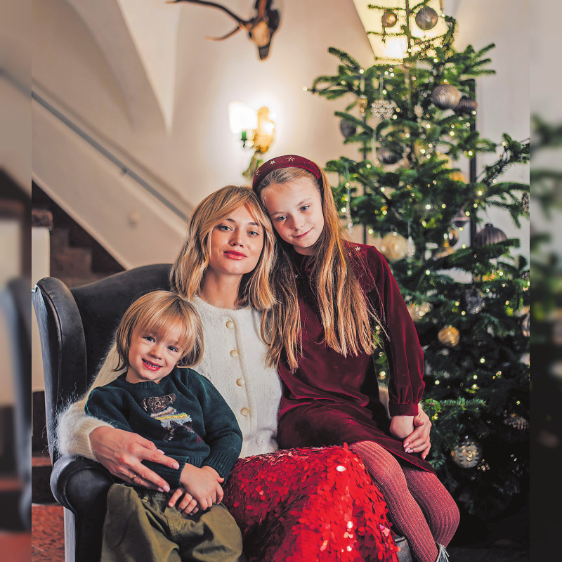 Bescherung in der Lobby des Hotels während der Feiertage