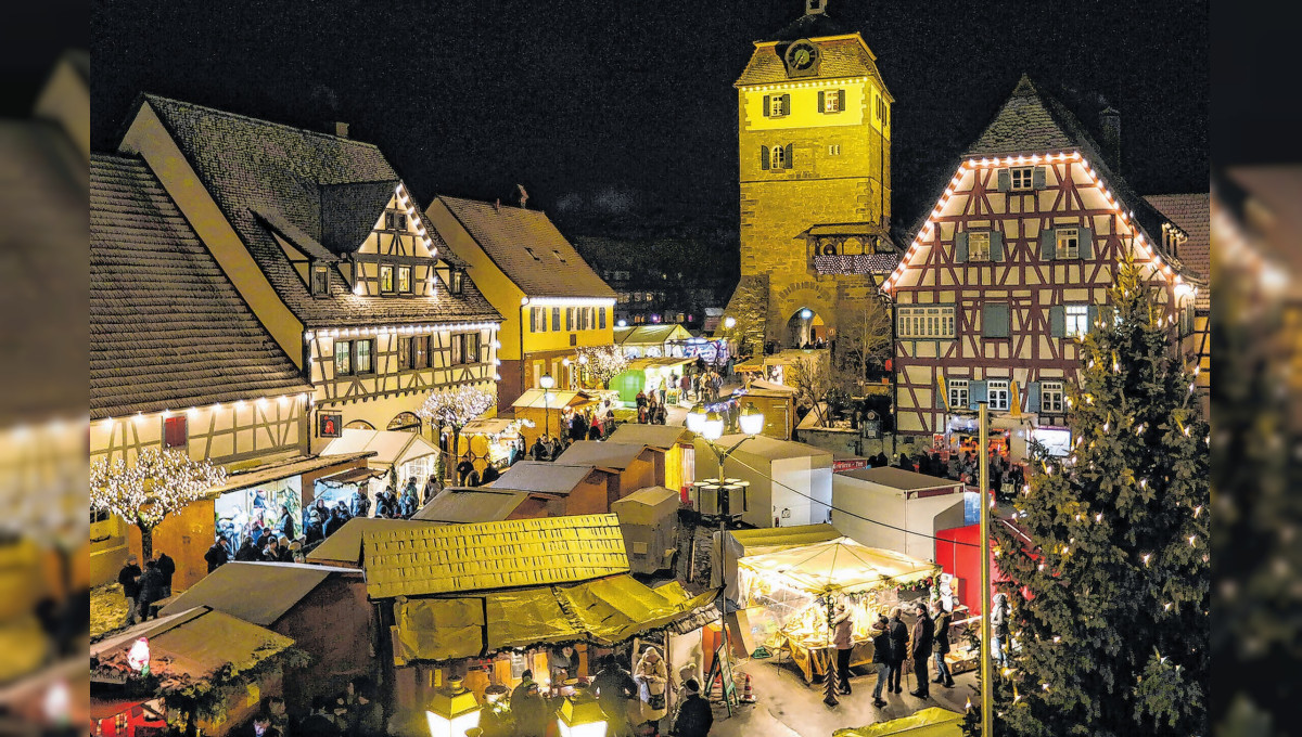 Beleuchtete Giebel sorgen für weihnachtlichen Glanz