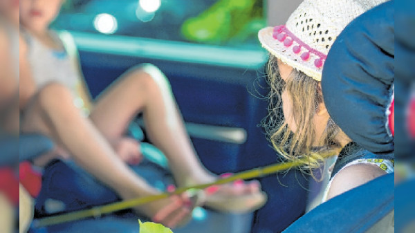 Hitze: Kinder nie im Fahrzeug zurücklassen