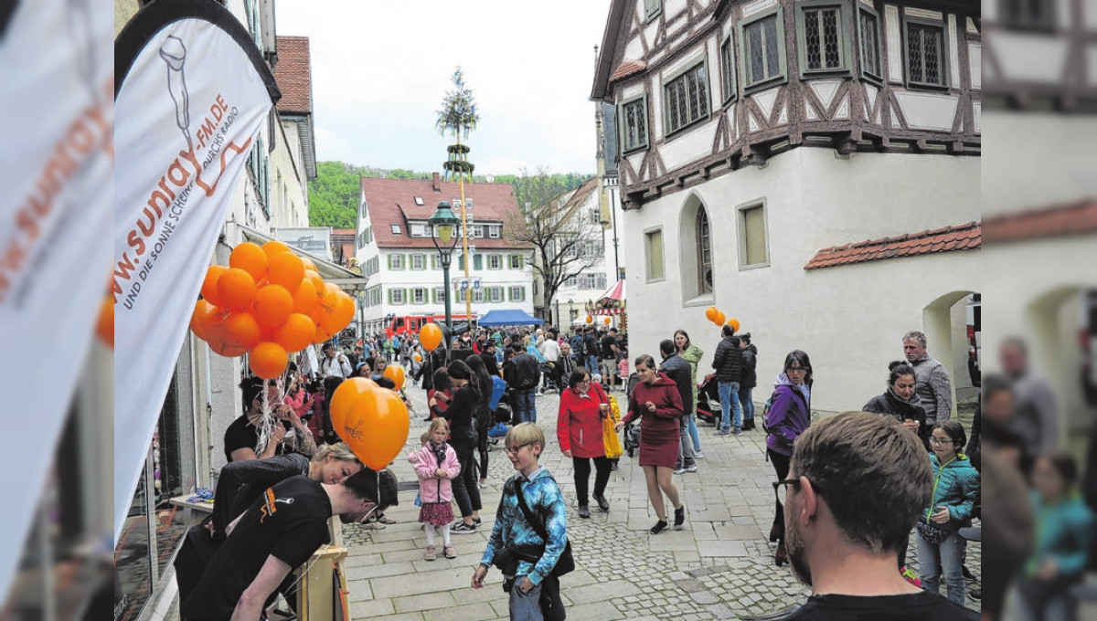 Programm in der ganzen Stadt: Verkaufsoffener Sonntag, Heimattag Blaubeuren und Fahrt mit dem Blautopfbähnle 