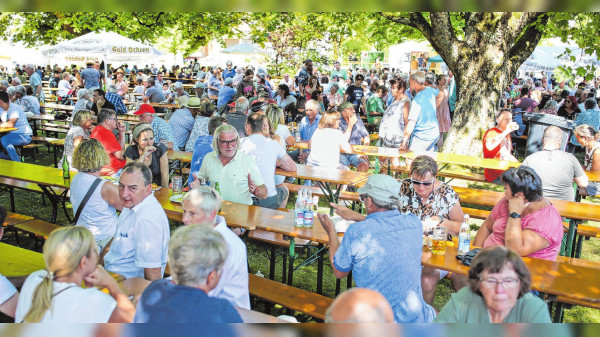 Neenstetten: Schweinebraten, vegetarische Burger und Kuchen 