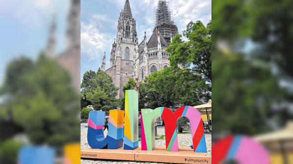 Selfie-Point vor gotischem Münster: alles eine Frage der Zeit!