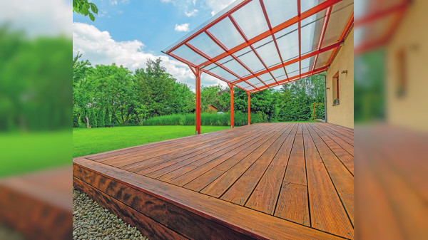 Balkonmöbel und Terrassenböden schonend reinigen