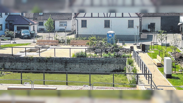 Neenstetten: Dorfplatz immer wieder verschönert