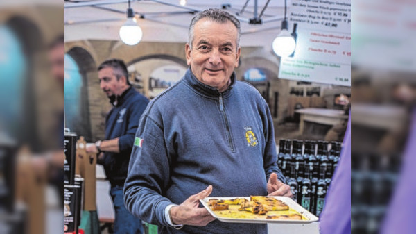 Umbrisch-Provenzalischer Markt in Tuebingen: Besondere Ehrung für Antonio Trampolini
