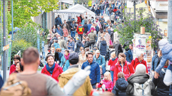 Hall: Shoppen und Spaß haben