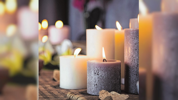 Am Weihnachtsbaum die Lichter brennen