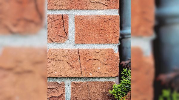 Haus auf Schäden kontrollieren