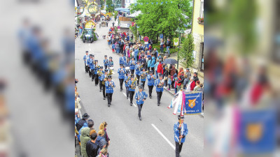 Festzüge durch Blaufelden: „Bunt und munter geht’s weiter“ 