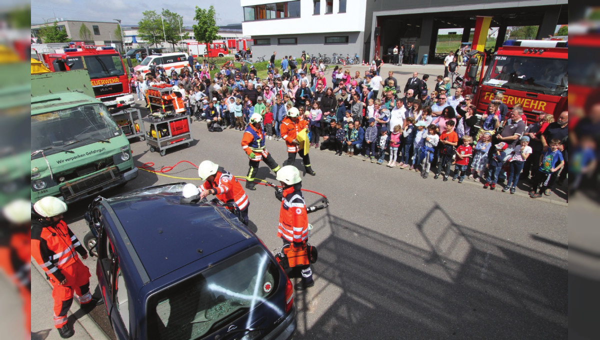 Übungen, Spielstraße und Fahrten im Feuerwehrauto