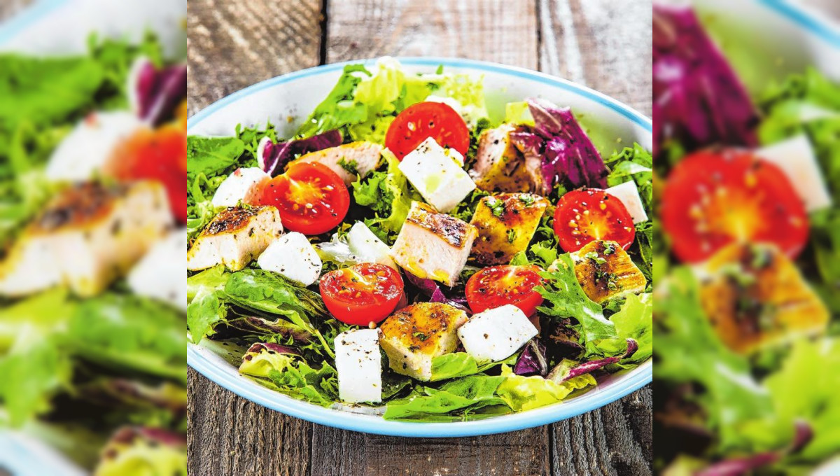 Bunter Salat mit scharfen Putenstreifen