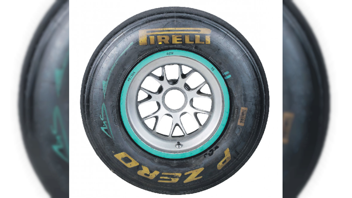 „Race used" Pirelli auf BBS-Felge vom Formel 1-Mercedes von Michael Schmacher aus dem Jahr 2011 - von ihm signiert! Foto: Eppli