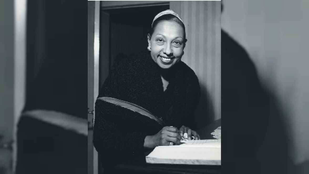 Josephine Baker trägt sich in ein Gästebuch ein (1956). Foto: Henry Croner; Stiftung Stadtmuseum Berlin