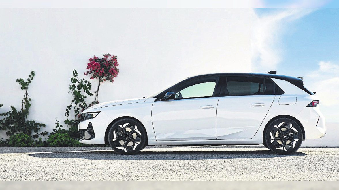 Die sportlichsten Opelmodelle (neben dem Astra z.B. auch das High-Performance-SUV Grandland) tragen in Zukunft das Gse-Siegel. Dank der 12,4 kWh-Lithium-Ionen-Batterie kann der Astra GSe bis zu 64 km lokal emissionsfrei zurücklegen