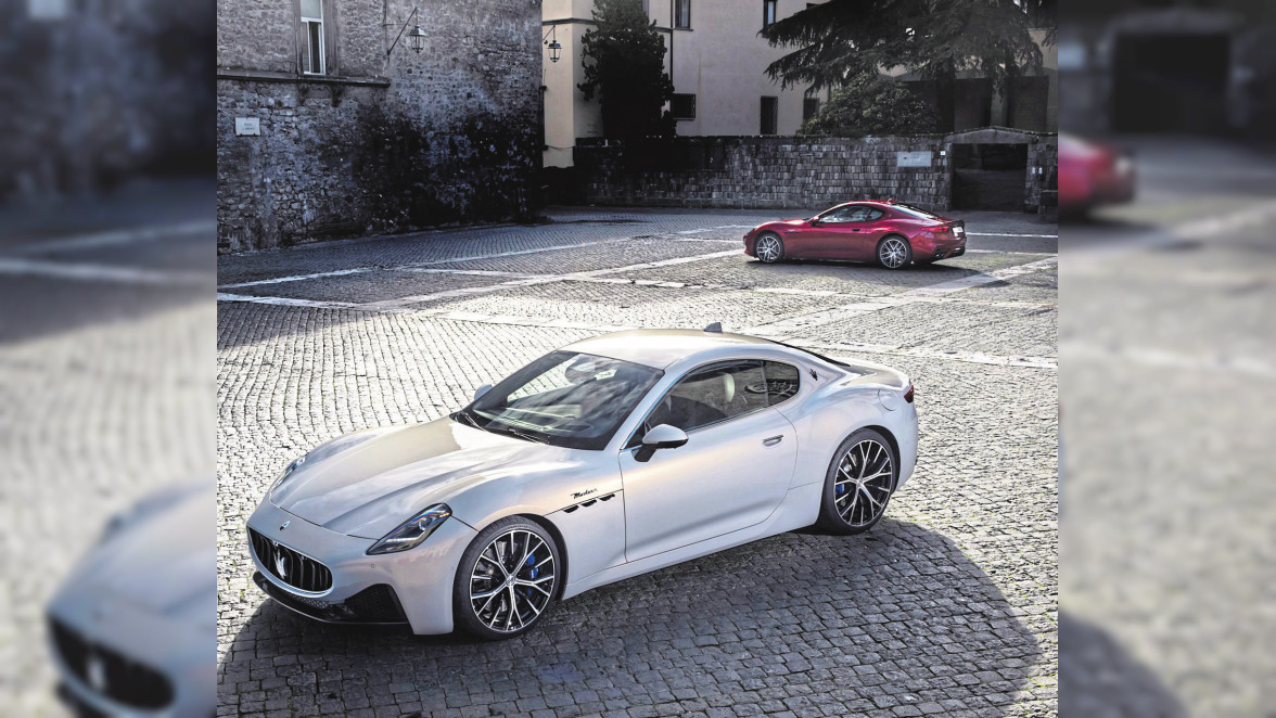 Agil und atemberaubend - mit dem neuen Gran Turismo hat das Autohaus Günther, Deutschlands größter Maserati-Händler, einen ganz extravaganten Dreizack im Maserati-Showroom. GT Modena & Trofeo Verbrauch (WLTP): kombiniert 10,2 1/100 km; CO₂-Emissionen: kombiniert 230 g/km. GT Folgore: Stromverbrauch (WLTP) kombiniert in kWh/100 km: 23,1-22,1; Elektrische Reichweite in km: 433-455