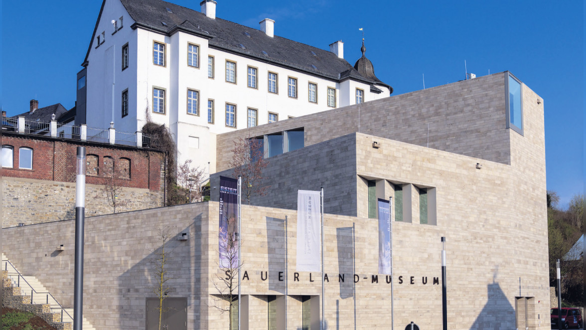 Das Saverland-Museum in Arnsberg ist für seine Gestaltung mehrfach prämiert worden. Nun plant die Stadt ein Haus für Baukultur“ als Kompetenzknoten für ganz Südwestfalen rund um nachhaltiges und ressourcenschonendes Bauen mit regionsytpischen Materialien. (Bild: Südwestfalen Agentur GmbH / Michael Bahr)