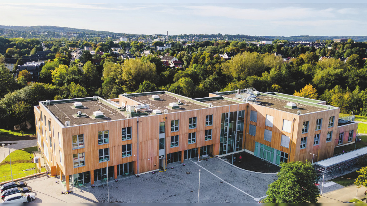 Mit der modernen Campuserweiterung fügt sich die Universität Witten/Herdecke perfekt in die Landschaft ein. Sie liegt im Grünen und doch zentral in der Metropole Ruhr. Foto: Johannes Buldmann