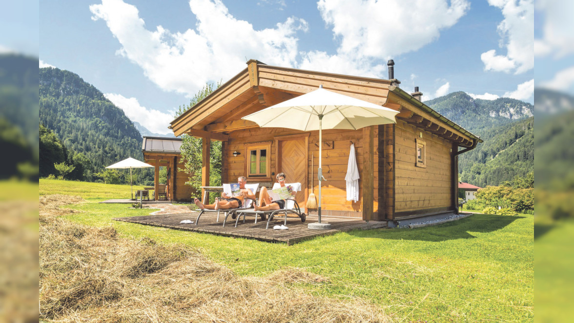 Das Wohlfühlhotel „Vitaloase zu den Drei Brüdern“ liegt inmitten der Natur des Salzburger Saalachtales und bietet atemberaubende Bergpanoramen. Besonders geachtet wird in dem familiengeführten Haus auf Entspannung und genug Raum für Zweisamkeit