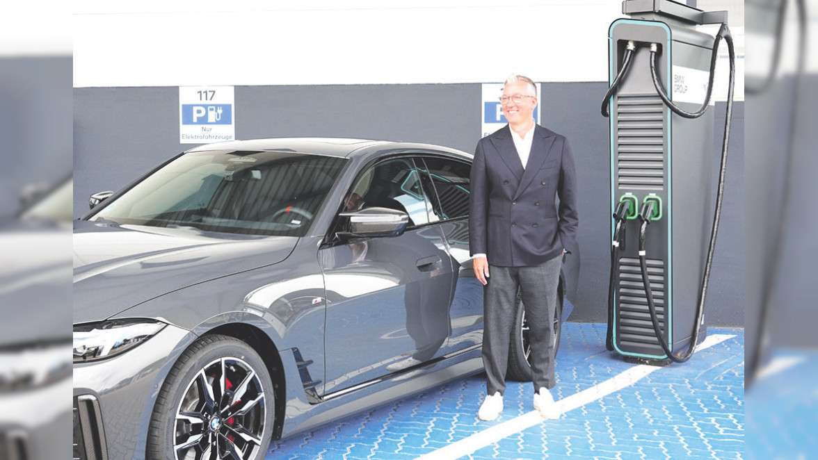 Sascha Mika, Leiter der BMW Niederlassung Hamburg, vor einem neuen Ladepunkt am Standort Offakamp. Foto: BMW Niederlassung Hamburg