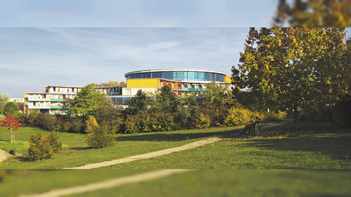 Das Gesundheitshotel liegt auf einem Hügel am Stadtrand von Waren (Müritz), direkt am Eingang zum Müritz-Nationalpark. Fotos: Kurzentrum Waren (Müritz)