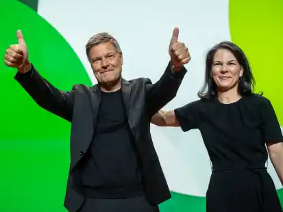 Bündnis90/Die Grünen stellen sich für die Bundestagswahl 2025 auf: Robert Habeck lässt sich nach seiner Wahl zum Spitzenkandidaten auch von Annalena Baerbock feiern.