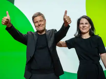 Bündnis90/Die Grünen stellen sich für die Bundestagswahl 2025 auf: Robert Habeck lässt sich nach seiner Wahl zum Spitzenkandidaten auch von Annalena Baerbock feiern.