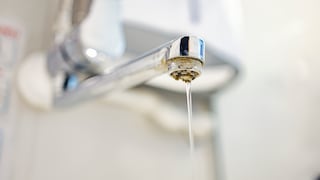 Man sollte seinen Wasserhahn regelmäßig reinigen, damit er nicht verkalkt