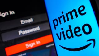 Amazon Prime Video Werbung: Handy mit Prime Video Logo vor Login