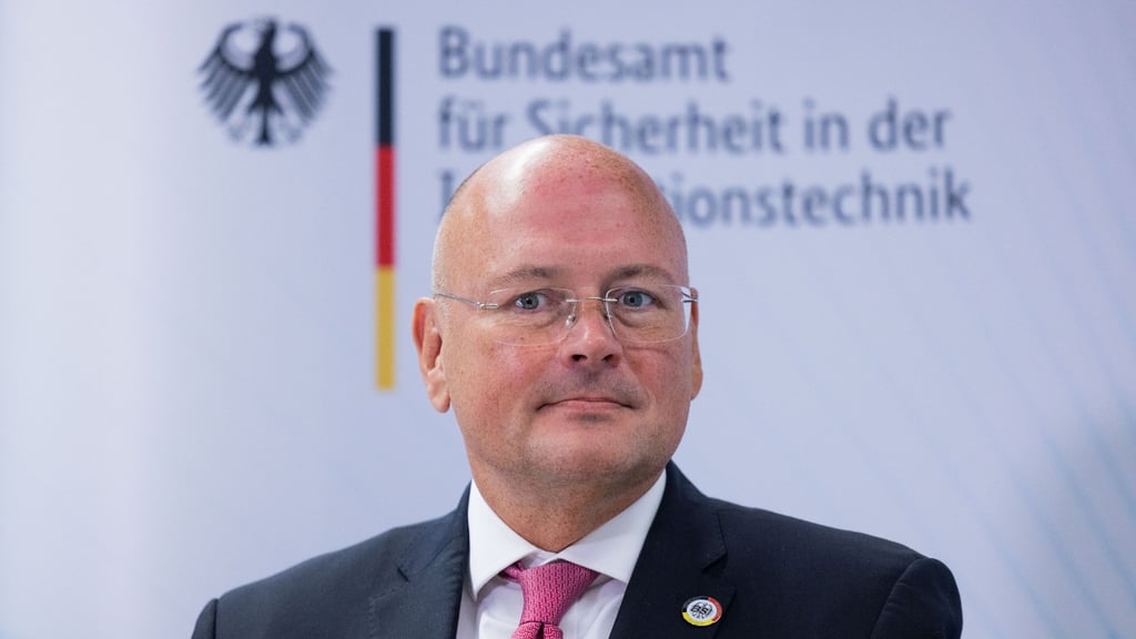 Bereits seit Längerem soll es nach im Innenministerium Unmut über die Rolle von BSI-Präsident Arne Schönbohm im und seinen Umgang mit dem Cyber-Sicherheitsrat geben.