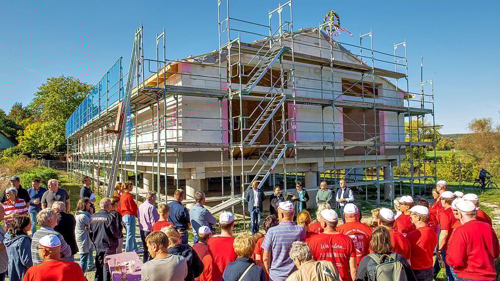 Mit vielen Gästen und bei herrlichstem Wetter begehen die Naumburger Rot-Weiß-Ruderer am Freitag das Richtfest am Gänsegries.
