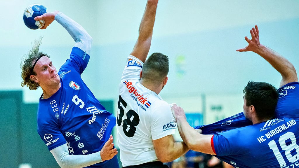 Steve Baumgärtel (v.l.) zieht vor dem Hermsdorfer Erik Szommer und seinem HCB-Teamkollegen Mirco Fritzsche ab. Souverän mit 15 Toren Vorsprung setzten sich die Burgenländer gegen die Thüringer durch.  