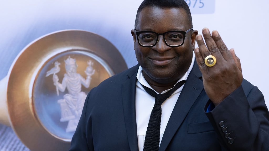 Filmemacher und Preisträger Isaac Julien zeigt stolz den Kaiserring an seinem Finger. Der Ring ist mit einem Aquamarin besetzt.